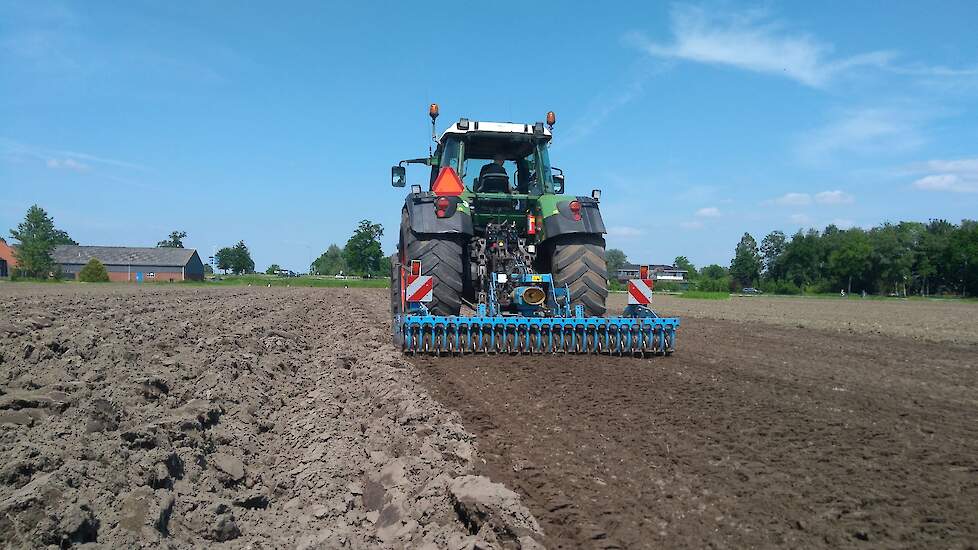 Vlak voor het zaaien wordt het geploegde gedeelte zaaiklaar gemaakt.