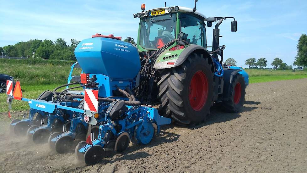 Deze 4 rijige Lemken DeltaRow zaaimachine van loonbedrijf Maurice Zandvliet uit Tjalleberd (FR) is een unieke verschijning. De machine legt het zaad in Delta-verband. Het voordeel ten opzichte van ruitzaaien is dat de planten nog steeds op rij staan maar