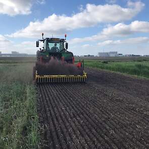 Een deel van het perceel is geploegd en een deel bewerkt met een combinatie van woelpoten en een mulchfrees. Deze frees werkt de gewasresten ondiep, op ongeveer 4 à 5 centimeter, onder.