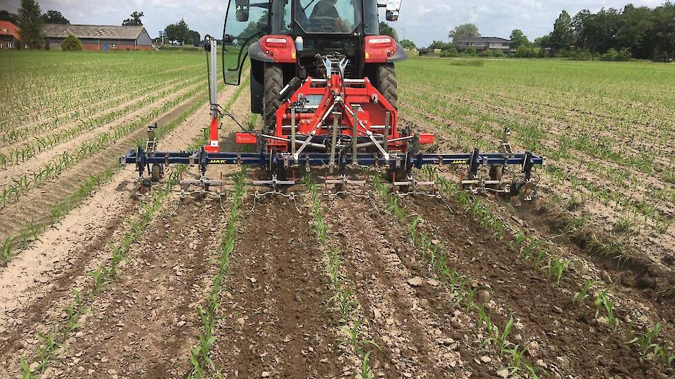 Het automatisch bijsturen gaat via het side-shift stuurframe. Dit is een haudraulisch systeem. Zo wordt de schoffelmachine onafhankelijk van de tractorbeweging tussen de rijen gestuurd.