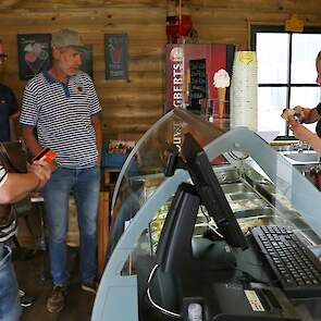 Naast de ijssalon bij de boerderij in Workum, de IJssaloon, zijn er inmiddels nog zes verkooppunten in de regio.