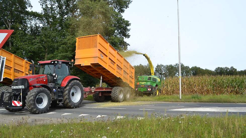 Na de middag gaat het verder in Langerak. Het perceel ligt strak aan de rijksweg. Terwijl Rick Rosendaal en de trekkerchauffeur het perceel openen, moet het verkeer op de doorgaande weg tussen Doetinchem en Doesburg even wachten.