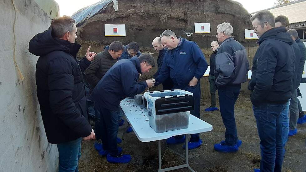 De ruwvoeropname wordt voor een belangrijk deel bepaalt door de geur van het rantsoen. Jaspers heeft verschillende bakken met kuilgras klaar gezet, om samen met de deelnemers te ruiken welk gras volgens hen het beste ruikt en dus het beste gegeten wordt.