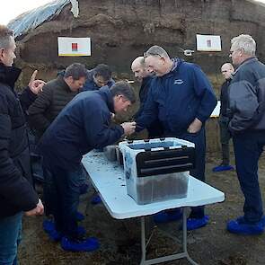 De ruwvoeropname wordt voor een belangrijk deel bepaalt door de geur van het rantsoen. Jaspers heeft verschillende bakken met kuilgras klaar gezet, om samen met de deelnemers te ruiken welk gras volgens hen het beste ruikt en dus het beste gegeten wordt.