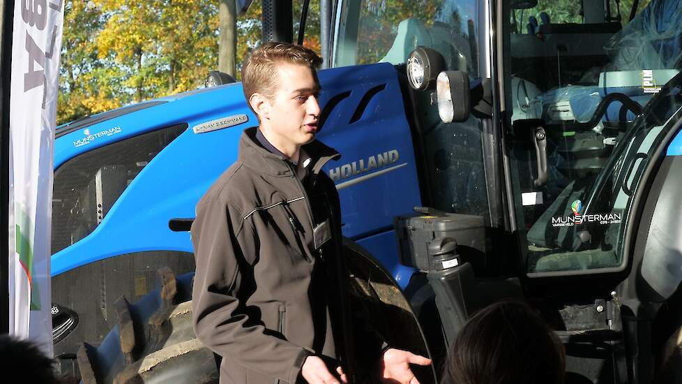 William van Eerden van Reesink Agri gaat in op de hernieuwde belangstelling voor de wiedeg. Nu steeds meer boeren de koeien buiten laten lopen, komt er meer aandacht voor graslandonderhoud. Wiedeggen zorgt voor een weerbare zode en een betere grasgroei, a