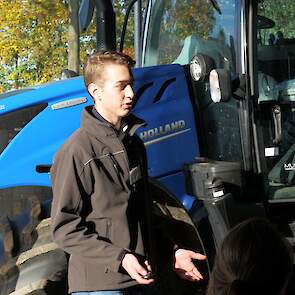 William van Eerden van Reesink Agri gaat in op de hernieuwde belangstelling voor de wiedeg. Nu steeds meer boeren de koeien buiten laten lopen, komt er meer aandacht voor graslandonderhoud. Wiedeggen zorgt voor een weerbare zode en een betere grasgroei, a