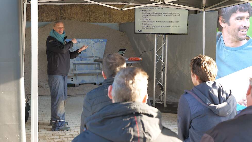 Anna Zwijnenburg besteed namens OCI aandacht aan de draagkracht en verdichting van de bodem. Zij laat zien dat niet de breedte van de band, maar de hoogte van de aslast bepalend is voor het wel of niet verdichten van de grond. Haar advies is dan ook het g