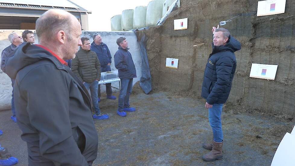 Wim Jaspers, Beter Ruwvoer, gaat in de workshop in op het creëren van het juiste bacterieklimaat in de kuil. Het rustig en gelijkmatig aanrijden van het is daarbij essentieel, aldus Jaspers. Kort hakselen kan ook een belangrijke bijdrage leveren aan de go