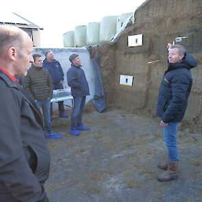 Wim Jaspers, Beter Ruwvoer, gaat in de workshop in op het creëren van het juiste bacterieklimaat in de kuil. Het rustig en gelijkmatig aanrijden van het is daarbij essentieel, aldus Jaspers. Kort hakselen kan ook een belangrijke bijdrage leveren aan de go