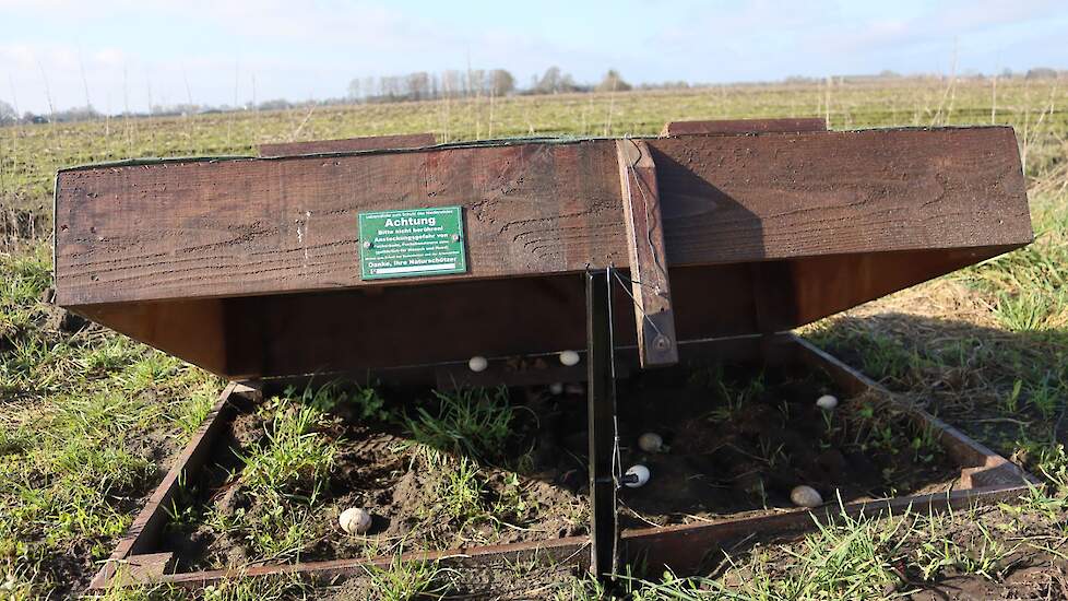 Met de kofferval kunnen vossen of steenmarters gevangen worden. Op de bovenkant van de val zit een net. Vangen van een vos vraagt een grotere maaswijdte dan vangen van hermelijn of steenmarter. Andere dieren die per ongeluk in de val terechtkomen moeten n