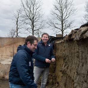 Rundveespecialist Bart Luyckx en melkveehouder Twan van de Laar bij de graskuil