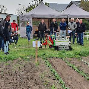 Enkele stroken met veldbonen heeft Van Geresteijn in strokenteelt gezaaid. Naast de veldbonen staan andere groentes zoals pompoenen, suikermaïs en rode bieten. Uitdaging in groente teelt is onkruiddruk. Arbeid is schaars vandaar dat de oplossing wordt gez