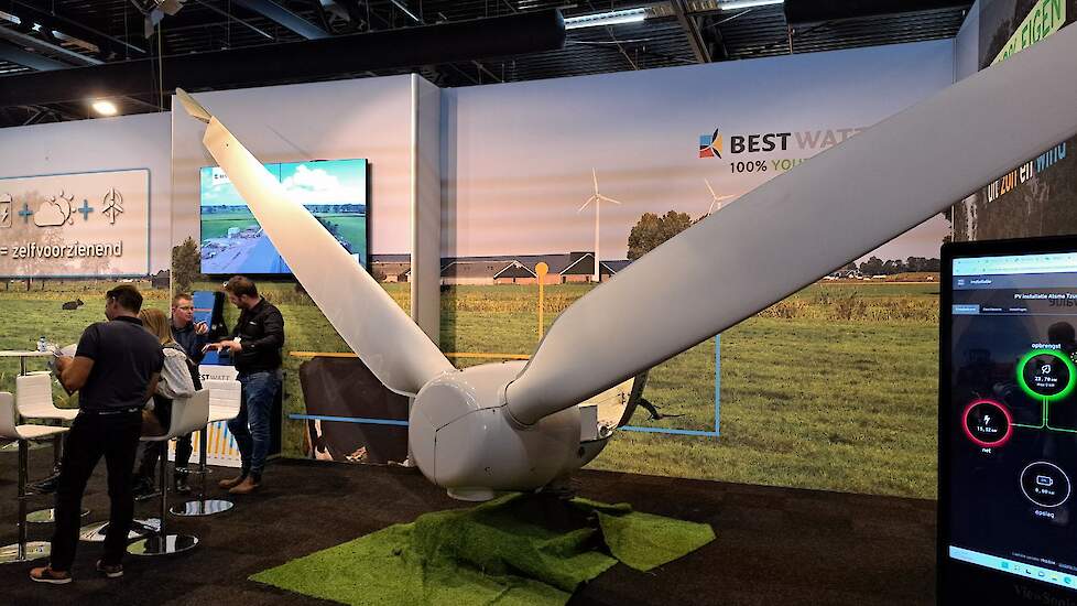 Op de beurs stonden verscheidene leveranciers van zonnepanelen. Maar ook leveranciers van windmolens lieten zich zien. Vooral de kleinere windmolen met een ashoogte tot 15 meter is in trek. Qua aanschaf en vergunning technisch zijn die makkelijker realise