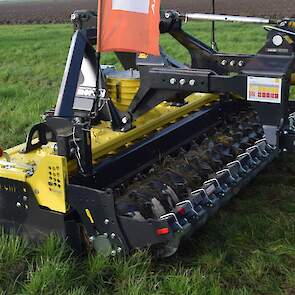 Koeckhoven.net systeem met samuraimulch. Deze roterende mulcher werkt met drie tanden per rotor die kunnen uitgerust worden met zijvleugels. Hierdoor wordt het gewas ondiep maar zeer intensief bewerkt. Dit maakt de machine geschikt voor hogere groenbemest