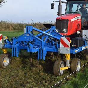 De Lemken werd in combinatie gereden met de volvelds Treffler TGA 300 cultivator. De omstandigheden waren niet optimaal: het gras was te lang en de bodem te nat. De vlakke schoffels ‘schillen’ de graszode. De wortels blijven in de bodem, wat goed is voor