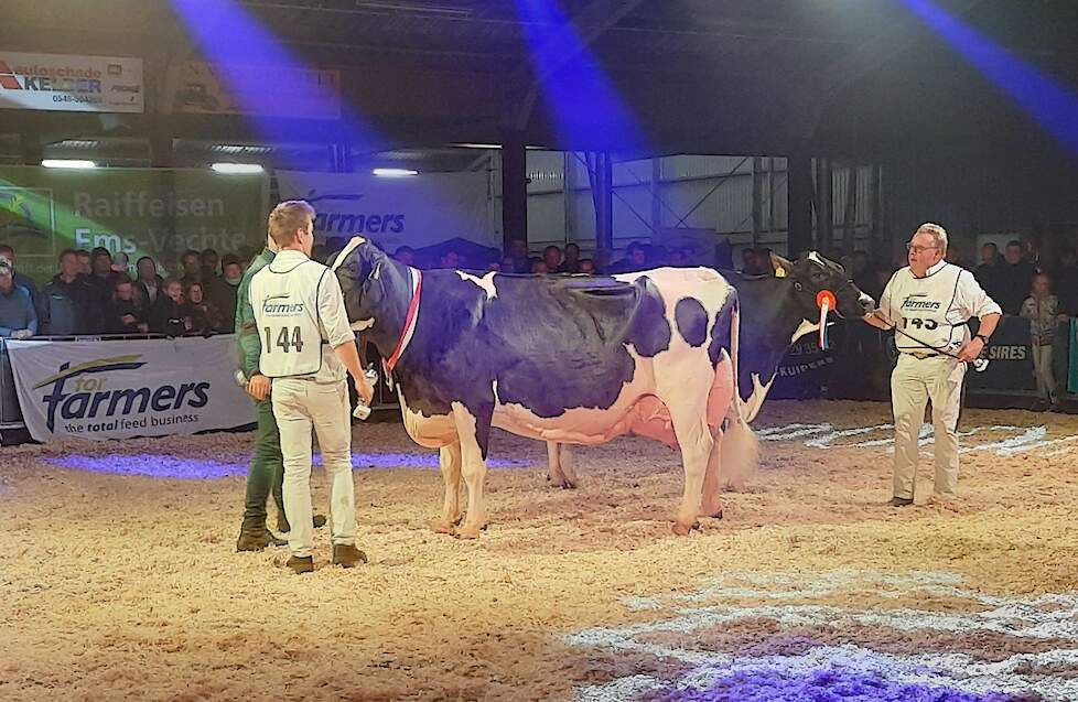 Liesje 22 van de familie Knoef pakte de zwartbonte seniorentitel.