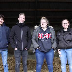 De vier winnaars uit Almelo en Hardenberg. Zij gaan naar Parijs.