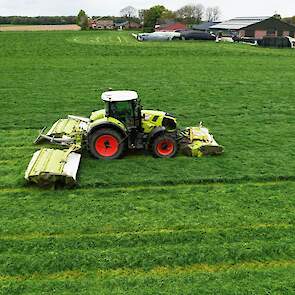 Op vrijdag 28 april ging de maaier in het gras bij melkveehouder Silvain Kusters in Guttecoven, Zuid-Limburg