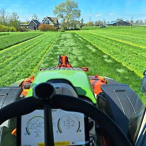 In Noord-Holland (Aartswoud) maaide melkveehouder Frank Rooker op zaterdag 29 april zijn eerste snede