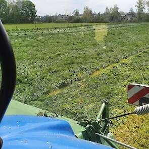 In Doetinchem (Gelderland) maaide melkveehouder Robbert Remmelink ook op de zaterdag zijn eerste snede