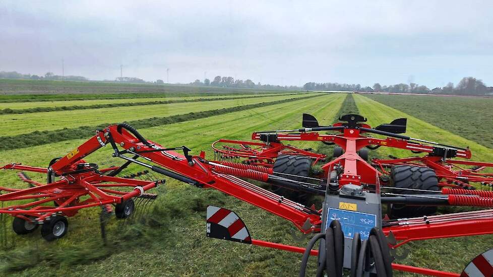 Op maandag harken en dinsdag werd het Havera 4 gras gehakseld en ingekuild