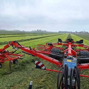 Op maandag harken en dinsdag werd het Havera 4 gras gehakseld en ingekuild