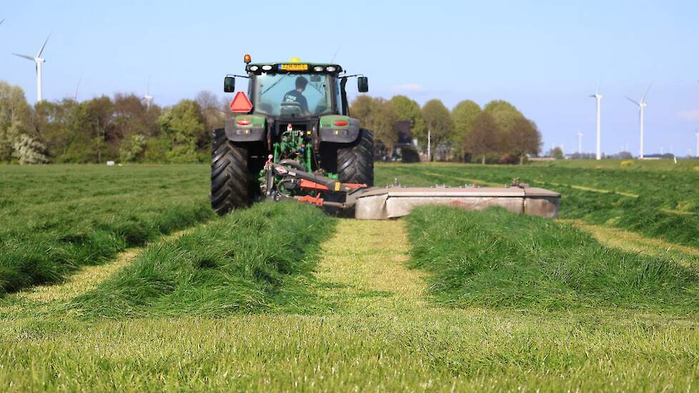 En ook op zaterdag, maaien in Zeewolde bij melkveebedrijf Assies