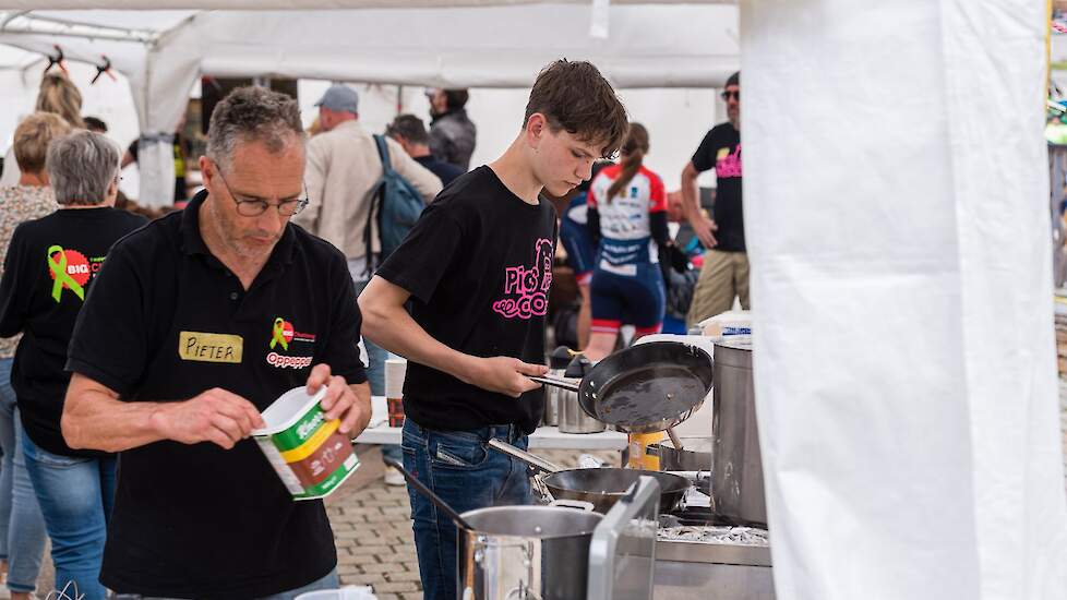 Pieter Egelmeers fietste de Zus en is mede-organisator van het oppeppunt. De deelnemers worden verwend met hapjes, drankjes, fysio, dekens et cetera.