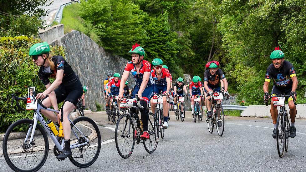 De saamhorigheidsklim start om 17.30 uur. De BIG Challengers gaan als een groep omhoog, elkaar Hermannetjes gevend als het nodig is.