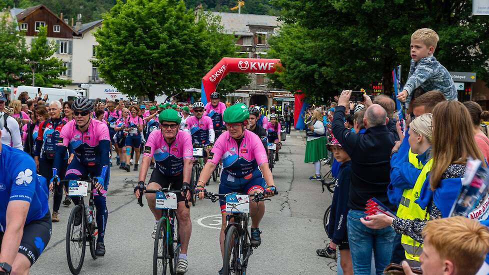 Woensdag is de Alpe d'HuZus; een keer de berg fietsend of lopend beklimmen en 666 euro inzamelen. De Zus is bedoeld voor supporters en vrijwilligers die donderdag actief zijn met vrijwilligerstaken maar de ervaring van beklimmen ook willen meemaken.