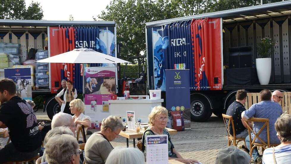 Veel bezoekers bleven nog gezellig hangen op het beursplein