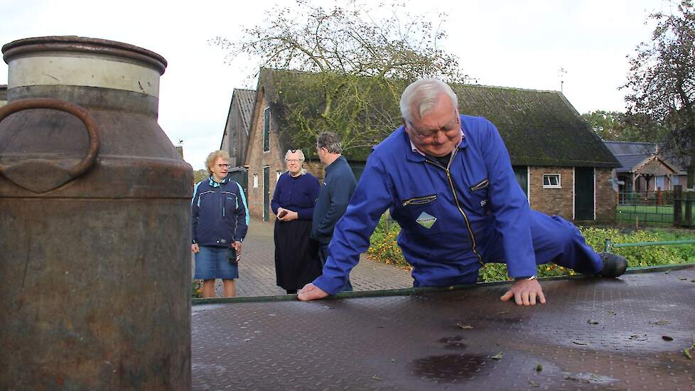 De melkrijder, Henk Hooikammer, reed 25 jaar geleden dezelfde route. Toen waren de bussen iets zwaarder, namelijk gevuld met melk. Nu slingert de gepensioneerde chauffeur de bussen met gemak op de wagen, omdat ze niet gevuld zijn. Ook klautert hij nog van