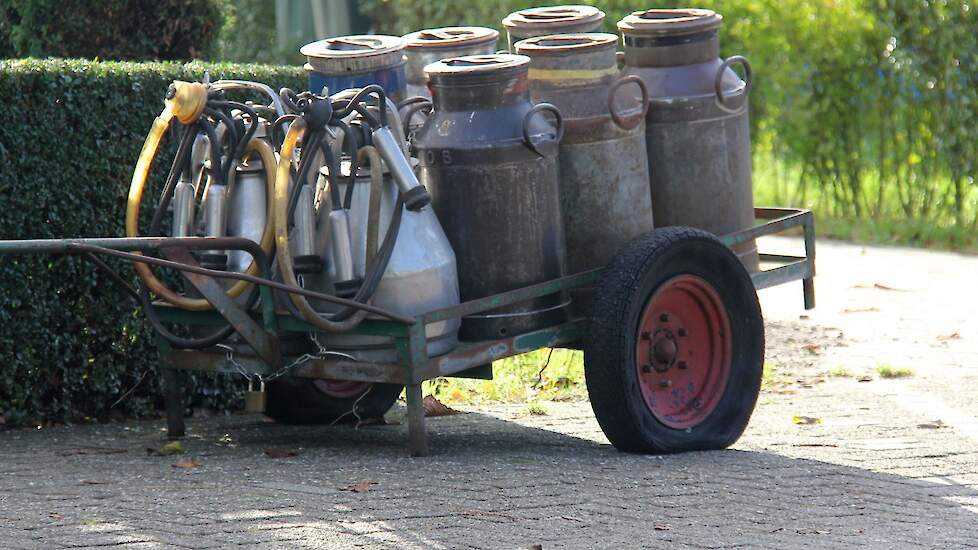 Tijdens de hele rit, van ongeveer 5 kilometer, hebben inwoners van Rouveen en Staphorst de melkbussen van vroeger tevoorschijn getoverd. Ze staan al dan niet op de kar die er vroeger bij hoorde voor het transport naar de weg. Een enkeling heeft zelfs de m