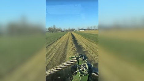 Video: Loonbedrijf Mulders maait tientallen hectares over de vorst