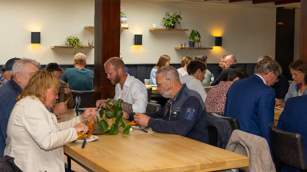 Tijdens de BBQ sloot Robin Imthorn nog aan om met een aantal boeren in gesprek te gaan en wat vragen te beantwoorden.