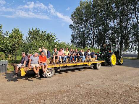 Bezoekers zitten in het zonnetje klaar om de percelen van de de Pallandtpolder te gaan bekijken (foto: de Pallandtpolder).