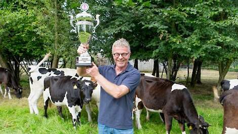 Melkveehouder Gerard Keurentjes wint allereerste 'Koelste Koeienweide cub'