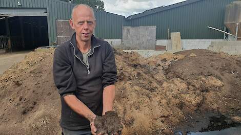 Han Kraaijvanger voegt compost toe aan drijfmest