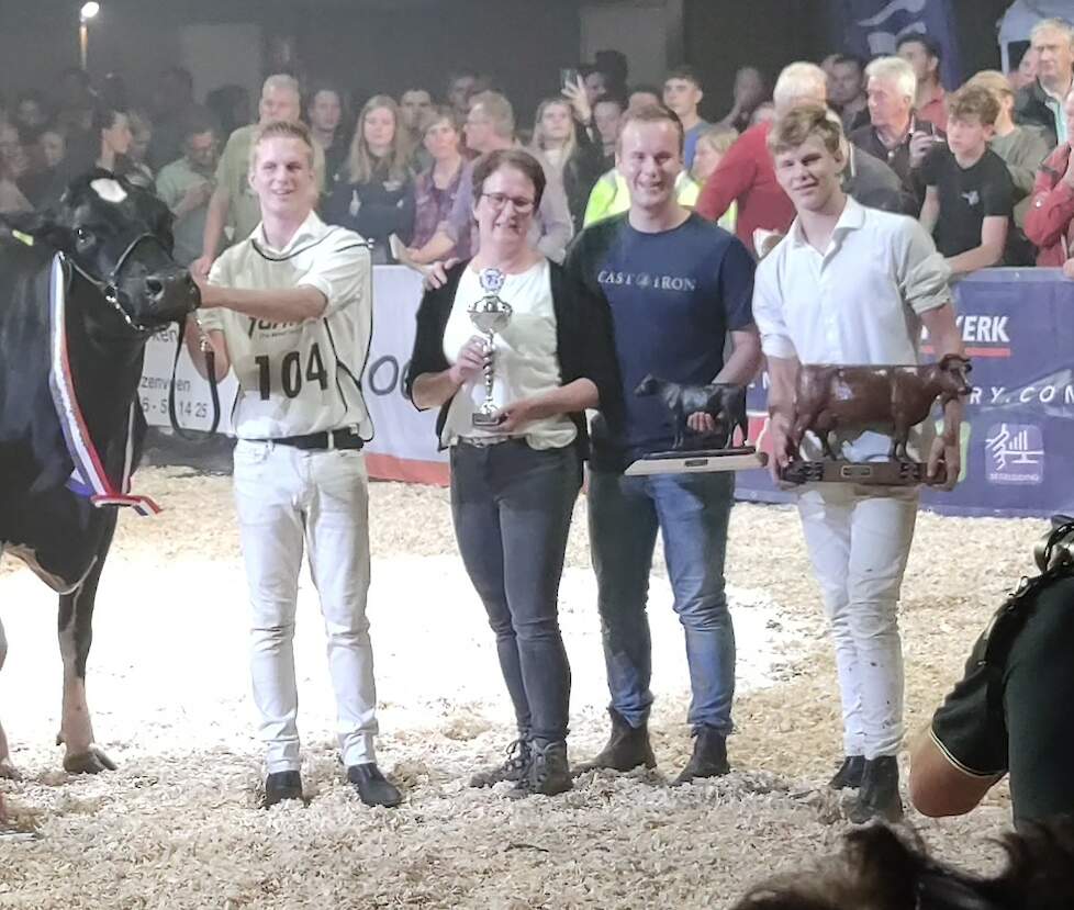 De familie Oude Hengel met Grietje 293 en de trofeeën voor het algemeen kampioenschap en de Ir. Anema-prijs voor de beste eigen gefokte koe van de keuring.