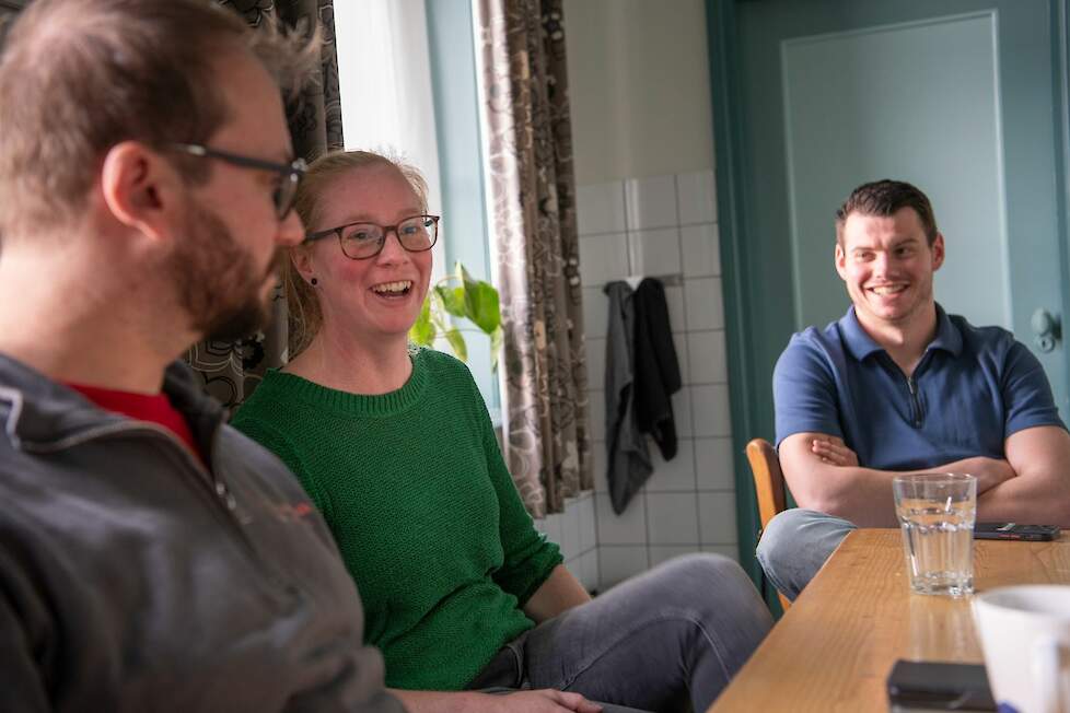 Merijn van den Hout (Louis Bolk Instituut), Irma Sprangers en Bart Combee aan de keukentafel van melkveebedrijf Combee