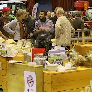 In de buurt van enkele machinedealers als Evers, is Bio+ aanwezig evenals Bastiaansen en Pure Graze. Op het plein van Demeter wordt enthousiast gesproken over zintuiglijke waarnemingen en biodynamisch boeren. „Zó boeren kun je alleen als je een goede waar