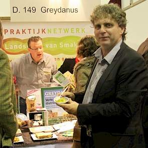 Voor de stand van Greydanus op het streekproductenplein gaat intussen een bonenprakje rond; „Als Bartje deze gele Woudbonen had gekend, had hij er wél voor gebeden”, zegt de man over de droogbonen die al eeuwen worden geteeld in de Friese Wouden.