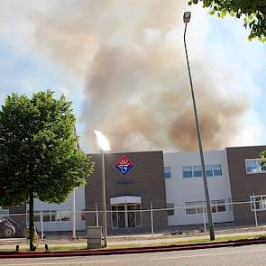 De brandweer kon het voorliggend (nieuwe, nog niet geopende nieuwe) kantoor sparen.