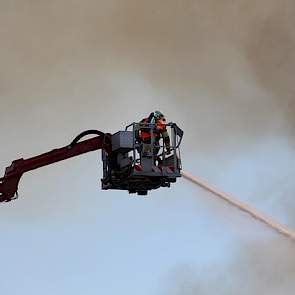 De brandweer rukte met groot materieel uit om de brand onder controle te krijgen. Naar de oorzaak en het schadebedrag is het nog gissen.