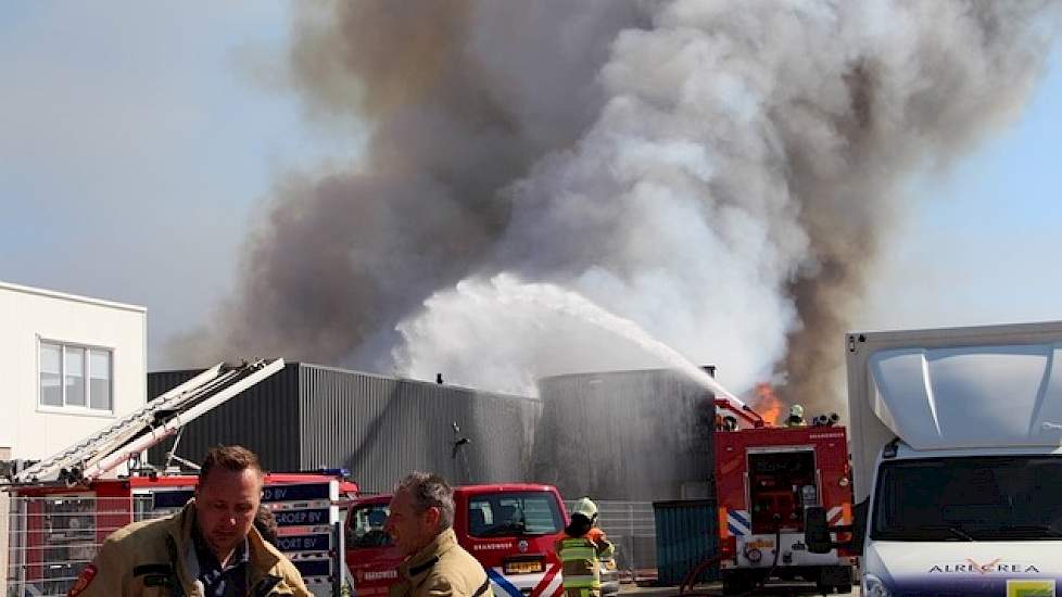 De brand in de opslaghal brak, door nog onbekende oorzaak, woensdagochtend rond 9.20 uur uit. Er raakte niemand gewond.