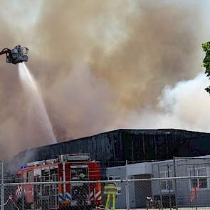 De brand verwoeste de nog jonge opslagloods geheel. In de loods lagen zowel eindproducten als half-fabrikaten opgeslagen.