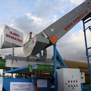 Jovas Agro international uit het Gelderse ’s-Heerenberg gaf een aantal demonstraties van mestverwerking. Met hun installatie op boerderijniveau kan zowel varkens- als rundveemest worden verwerkt. „Onze mestverwerkingsinstallatie kost een varkens- of melkv