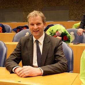 In de plenaire zaal ligt voor elk van de 150 Kamerleden een bos bloemen klaar. Von Martels vindt de stoel te laag; “Dat wordt geen hele dag zitten”.