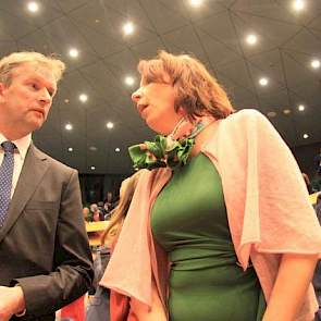 Bij de felicitaties horen ook kennismakingspraatjes met collega’s, van Dijkgraaf, Roemer, Ouwehand en Hiddema tot Asscher en, zoals hier, met Helma Lodders.