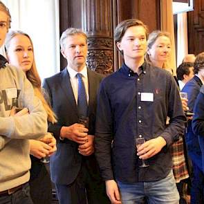 In de fractiekamer van het CDA wordt geborreld. De familieleden feliciteren hun verse Kamerlid. De jongste zoon zit met Pfeiffer thuis; Von Martels moeder (90!) is er daarentegen wel.